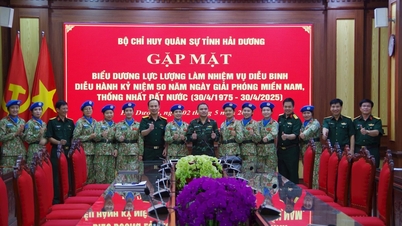 Biểu dương nữ quân nhân ở Hải Dương tham gia diễu binh kỷ niệm 50 năm ngày thống nhất đất nước