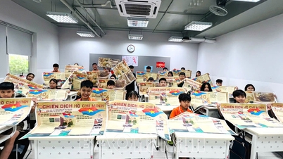 Presenting nearly 1,000 special supplements of Nhan Dan Newspaper to readers of Ha Nam province
