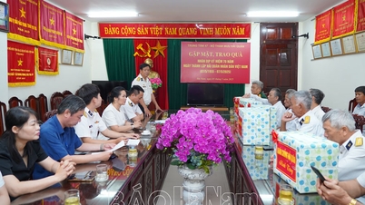 Giving gifts from the Navy to families of policy beneficiaries and Navy veterans
