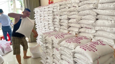 Nhóm thiện nguyện Đà Nẵng tặng người dân Lào ở Kà Lừm 1.200 suất quà