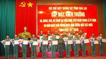 Khen thưởng cán bộ, chiến sĩ tham gia lễ kỷ niệm 50 năm Ngày Giải phóng miền Nam