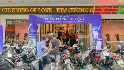 Giá vàng tăng 3 triệu đồng/lượng, cửa hàng tiếp tục giới hạn bán ra