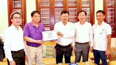 Thăm, tặng quà các đồng chí nguyên Trưởng Ban Quản lý Khu kinh tế Hải Phòng nhân kỷ niệm 70 năm Ngày giải phóng Hải Phòng