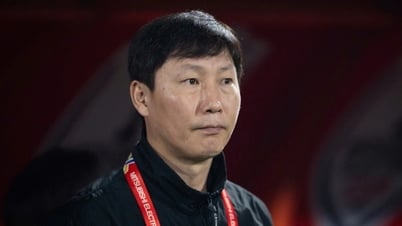 HLV Kim Sang Sik gấp rút đổi người trước trận gặp Man Utd vì lý do bất ngờ