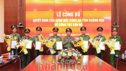 Công an Khánh Hòa công bố và trao quyết định nghỉ hưu trước tuổi đối với 15 cán bộ lãnh đạo cấp phòng