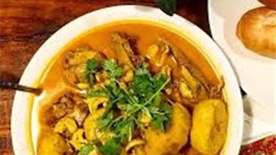 신선한 우유를 넣은 치킨 카레