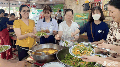 Trường THPT Huỳnh Văn Sâm: "Bữa cơm truyền thống" - Nghĩa tình mùa thi