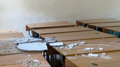 Plaster from ceiling of Hanoi classroom falls off in pieces, parents worry about their children staying home from school