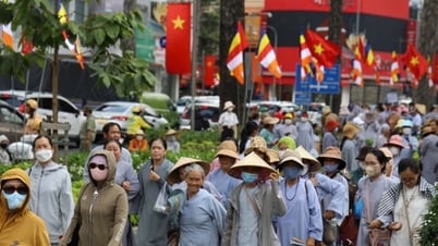 Người dân, du khách chiêm bái xá lợi trái tim Bồ tát Thích Quảng Đức