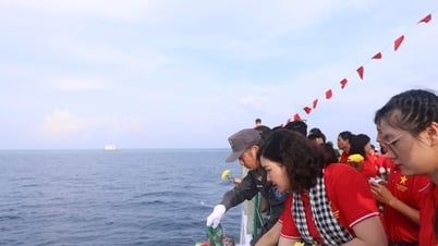 ゲアン省代表団が訪問を終え、チュオンサ島地区の兵士と住民を激励