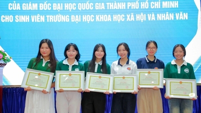 6 female students received certificates of merit for inviting veterans to watch the parade
