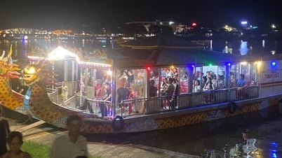 Du khách "tố" đi thuyền rồng chỉ được xem cảnh tối om trên sông Hương