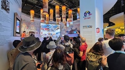 Des visiteurs japonais font la queue pour visiter le hall d'exposition du Vietnam à l'EXPO 2025