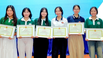 ĐH Quốc gia TP.HCM khen 6 sinh viên nhường chỗ ngồi cho các cựu chiến binh trong đại lễ 30-4