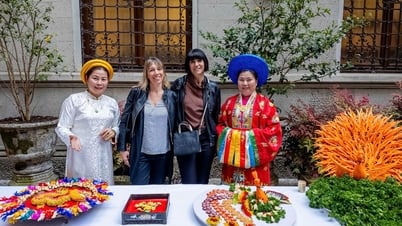 Áo dài, nón lá, nem công chả phượng… xứ Huế đến Ý