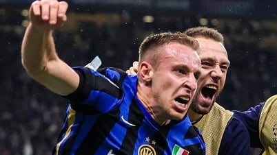 Người hùng Inter Milan ăn mừng thắng Barca đến… suýt ngất