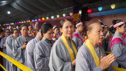 Chiêm bái xá lợi Phật: Dòng người mừng Vesak 2025, tràn ngập nguồn năng lượng từ bi