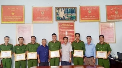 Récompenser la police du quartier de My Binh dans sa lutte contre la criminalité