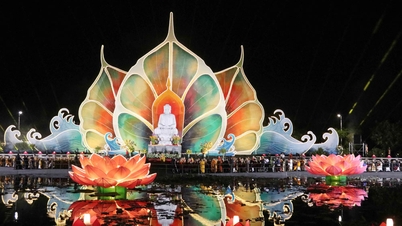 Hơn 10.000 người tham gia lễ thắp nến cầu hòa bình trong khuôn khổ Đại lễ Vesak 2025