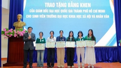 Sáu sinh viên nhường chỗ ngồi cho các cựu chiến binh trong đại lễ 30-4 được tặng bằng khen