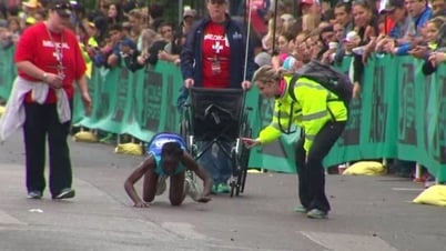 Leichtathlet „kriecht mit seinem Leben ins Ziel“ und lässt die Zuschauer bewundern
