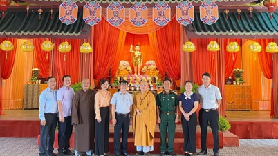 ថ្នាក់ដឹកនាំក្រុង Trang Bang អញ្ជើញទស្សនា និងអបអរសាទរបុណ្យចម្រើនព្រះជន្មរបស់ព្រះពុទ្ធ