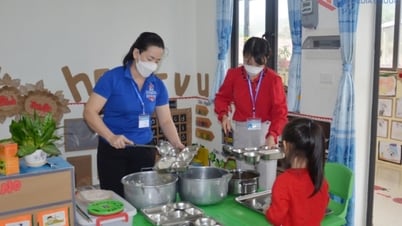 少数民族の子どもたちの食事の世話