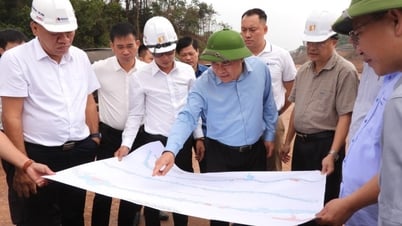 Overtime, extra shifts at the construction site of Huu Nghi - Chi Lang Expressway project - Lang Son Newspaper and Radio and Television Station