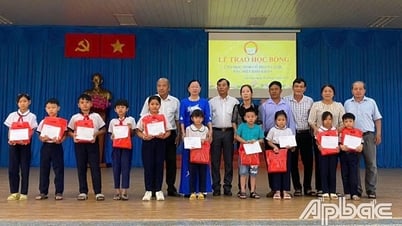 Huyện Chợ Gạo: Trao học bổng cho 200 học sinh tiểu học có hoàn cảnh khó khăn