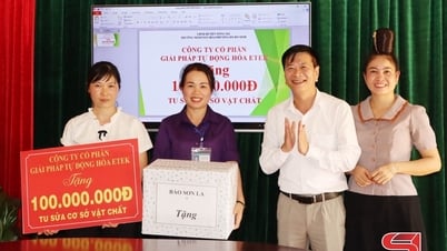 Chuyển trao 100 triệu đồng hỗ trợ Trường Mầm non Hoa Phượng Đỏ, xã Bó Sinh