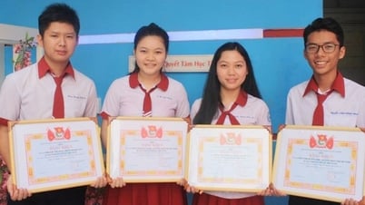 Propose 5 forms of student rewards