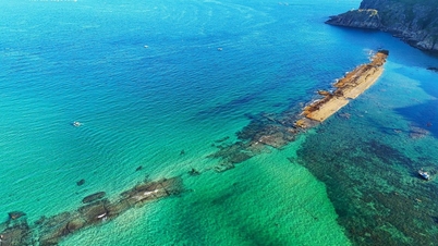 Close-up of the 'appearing and disappearing' cross-sea walking path in Binh Dinh - Lang Son Newspaper and Radio and Television Station