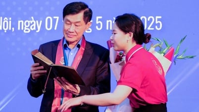 Tỷ phú Johnathan Hạnh Nguyễn nghẹn ngào trước món quà bất ngờ của sinh viên