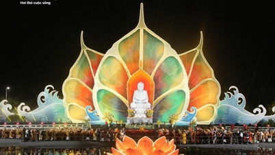 Hoa đăng sáng rực rỡ trong đêm mừng Đại lễ Vesak 2025 - Báo và Đài Phát thanh Truyền hình Lạng Sơn