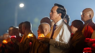 Bộ trưởng Đào Ngọc Dung thắp nến, tưởng niệm các anh hùng liệt sĩ