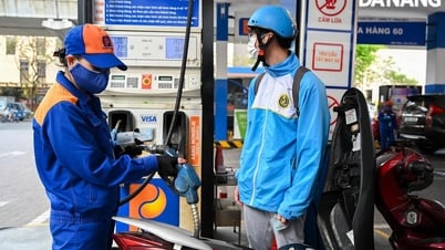 Giá xăng tiếp đà giảm, RON 95 về sát 19.000 đồng/lít