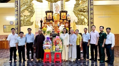 Bí thư Huyện ủy An Phú thăm và chúc mừng Đại lễ Phật đản