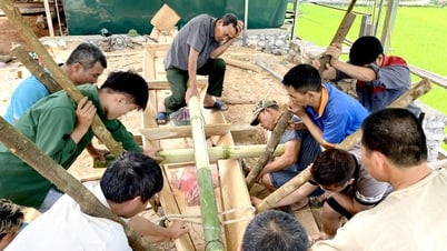 Người Tày thôn Tân Tiến giữ kỹ thuật đóng thuyền gỗ truyền thống