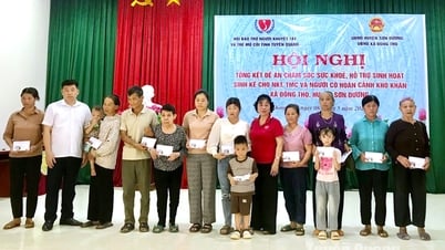ជនពិការ និងកុមារកំព្រាចំនួន ៥០០នាក់នៅឃុំដុងថូ ទទួលបានប្រាក់ឧបត្ថម្ភចិញ្ចឹមជីវិត