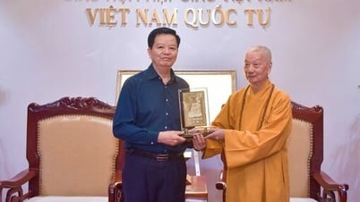 Phó thủ tướng Mai Văn Chính chiêm bái xá lợi Bồ tát Thích Quảng Đức tại Việt Nam Quốc Tự