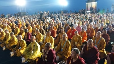 Miles de personas encienden velas para orar por la paz mundial en la montaña Ba Den