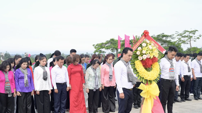Una delegación de la Comisión de Inspección del Comité del Partido de Ciudad Ho Chi Minh ofreció flores e incienso a las heroicas madres vietnamitas.