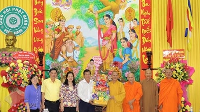 Lãnh đạo TP. Long Xuyên thăm, tặng quà cơ sở tôn giáo