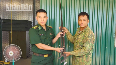 Son La: People voluntarily handed over 2 homemade guns