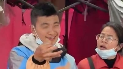 Mẹ dạy con trai bại não gây xúc động: "Không nhận sự thương hại của ai"