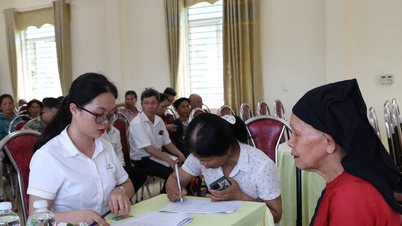 Bàn giao nhà và cấp phát tiền cho người dân ở Yên Bái