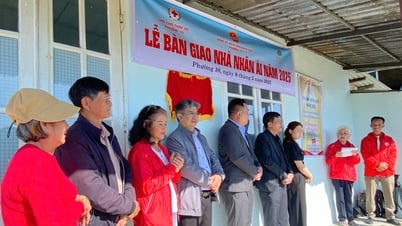 ដាឡាត់៖ ផ្តល់ផ្ទះសប្បុរសធម៌ ប័ណ្ណធានារ៉ាប់រងសុខភាព និងអំណោយដល់ប្រជាពលរដ្ឋក្នុងគ្រាលំបាក