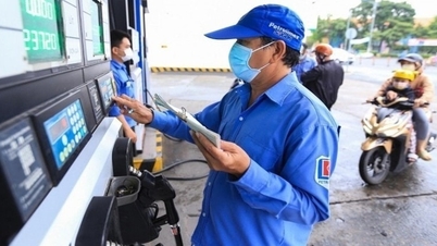 Gasoline prices decrease, RON 95-III close to 19,000 VND per liter