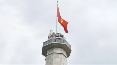 Lễ thượng cờ và gắn biển công trình cột cờ A Pa Chải