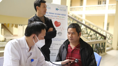 La clinique générale Hung Thinh Bao Thang examine et fournit des médicaments gratuits à près de 1 600 personnes dans le district de Bao Thang.